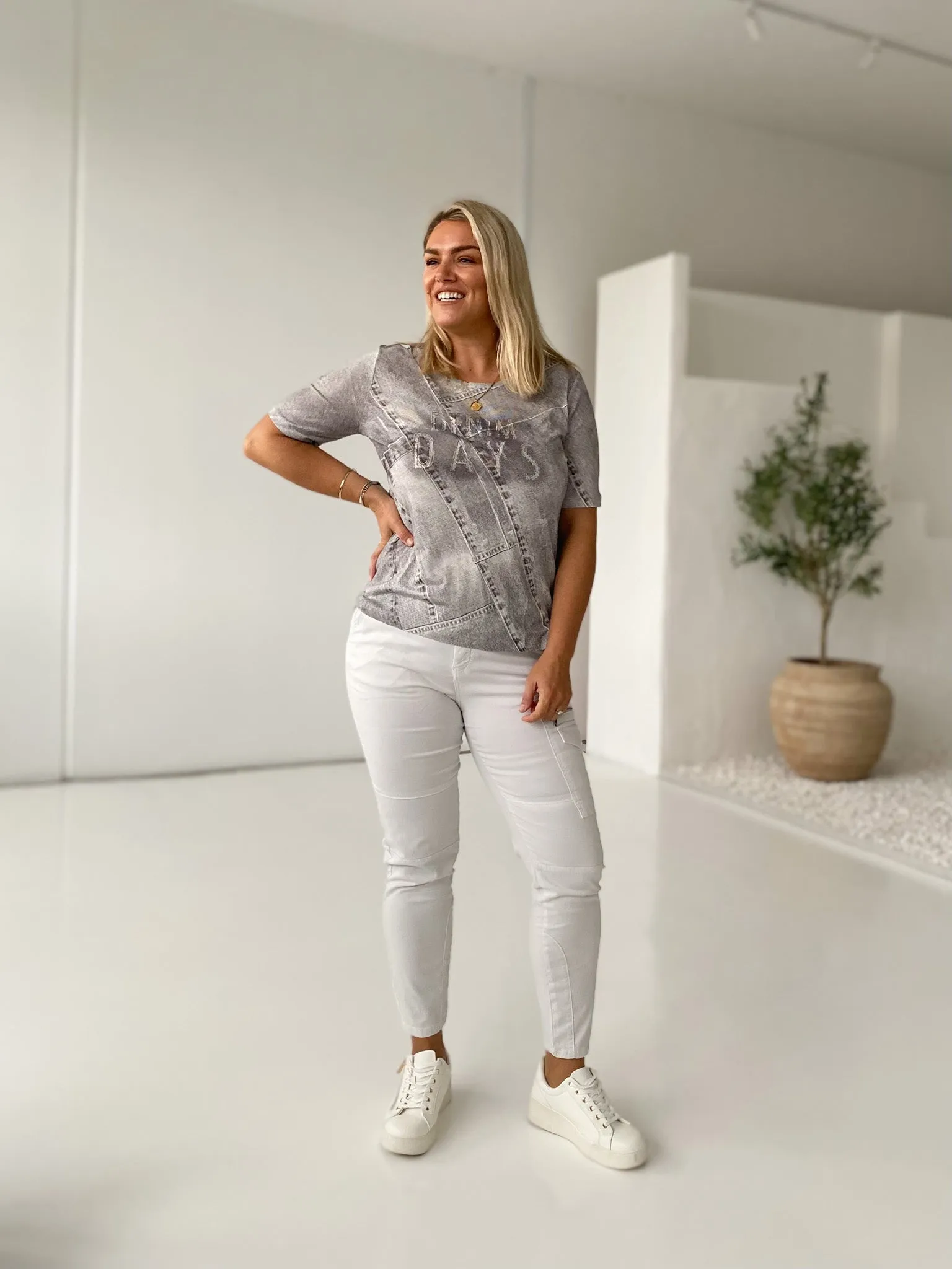 MONARI ROUND NECK TEE